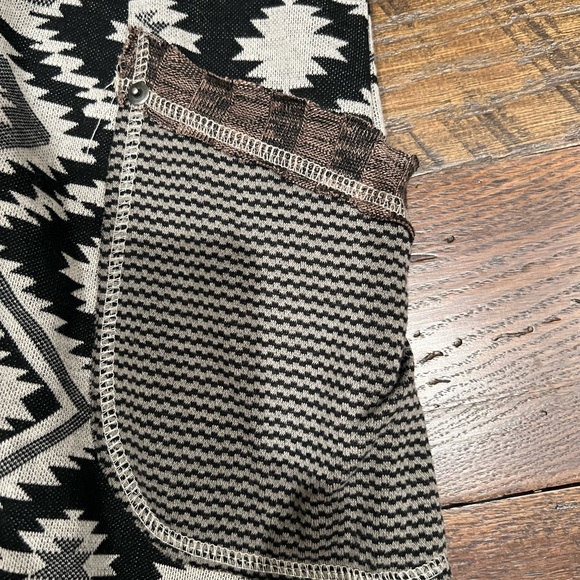 Beautiful light sweater size small. Gimmicks brand from the Buckle - Picture 6 of 6